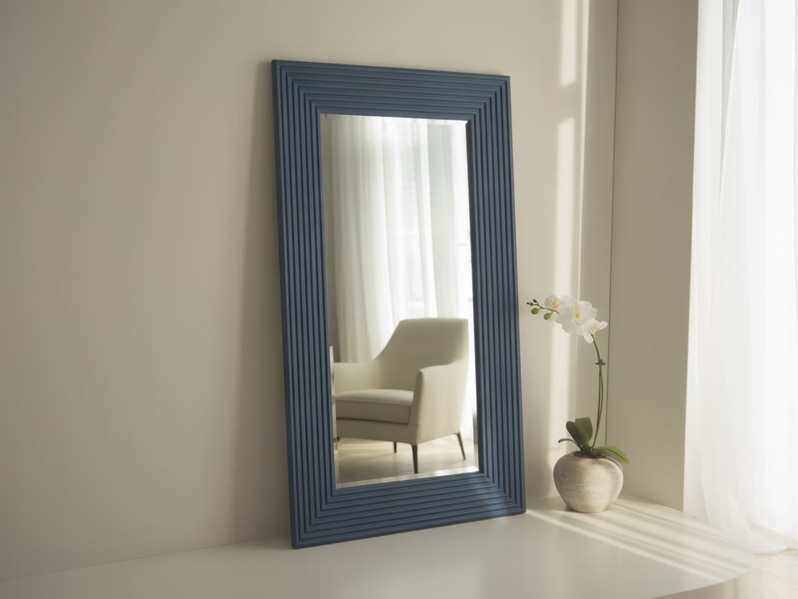 nowoczesne lustro na jasnej ścianie